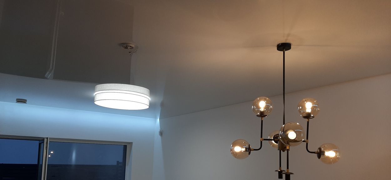 Blizgios įtempiamos lubos