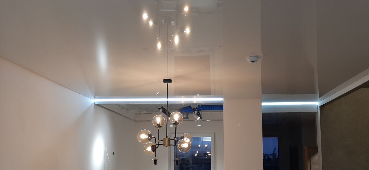 Blizgios įtempiamos lubos