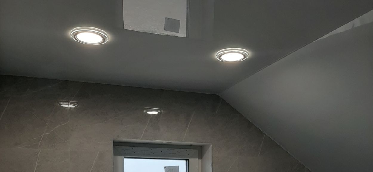 Blizgios įtempiamos lubos