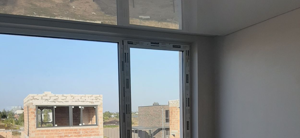 Blizgios įtempiamos lubos