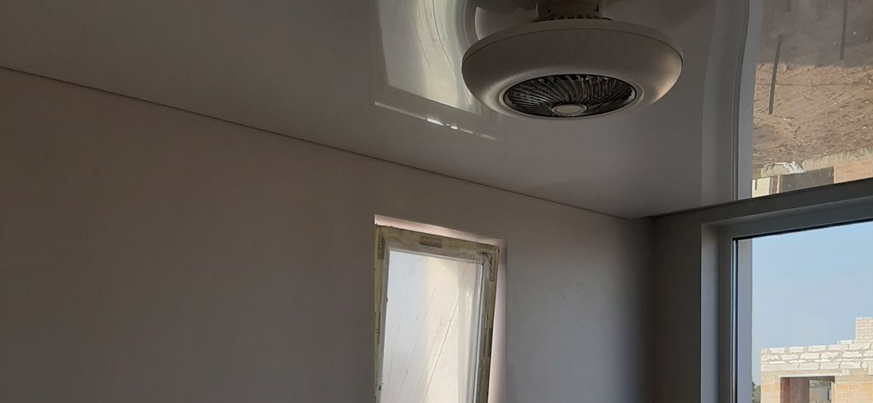 Blizgios įtempiamos lubos