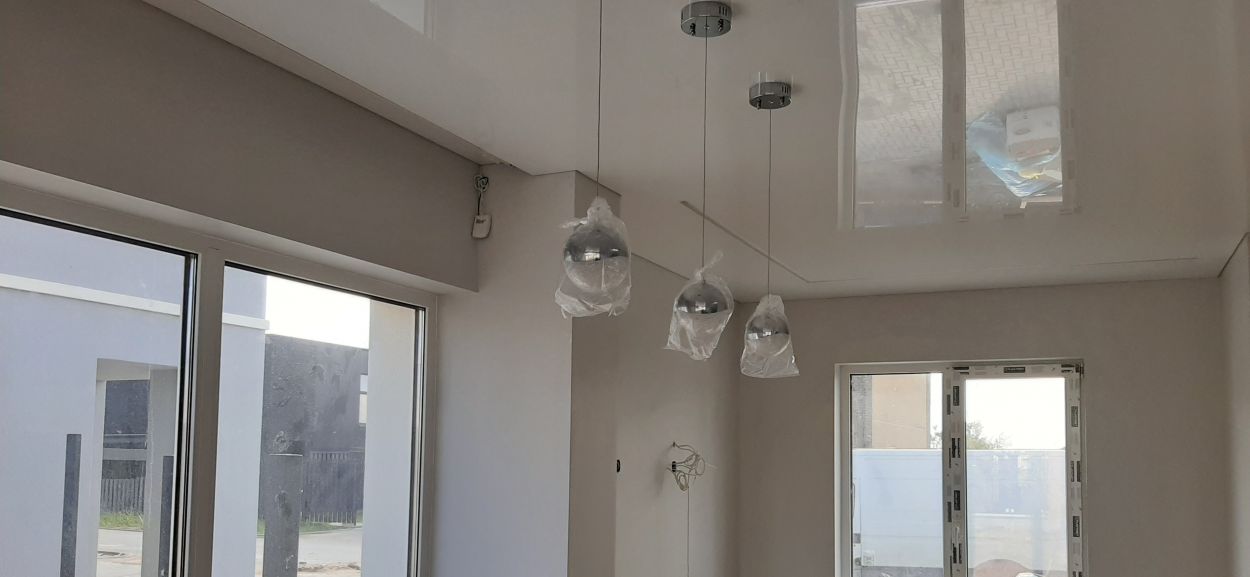 Blizgios įtempiamos lubos