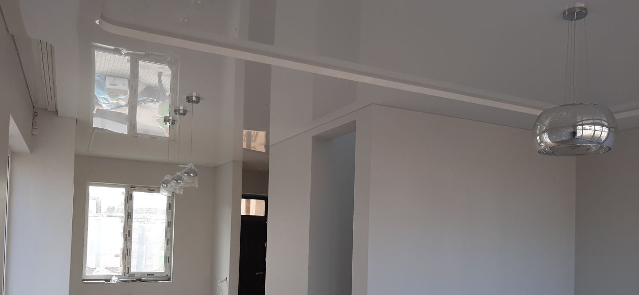 Blizgios įtempiamos lubos