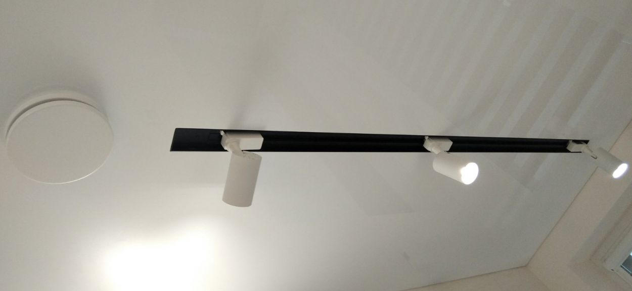 Blizgios įtempiamos lubos