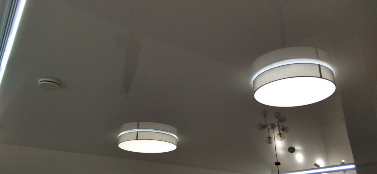 Blizgios įtempiamos lubos