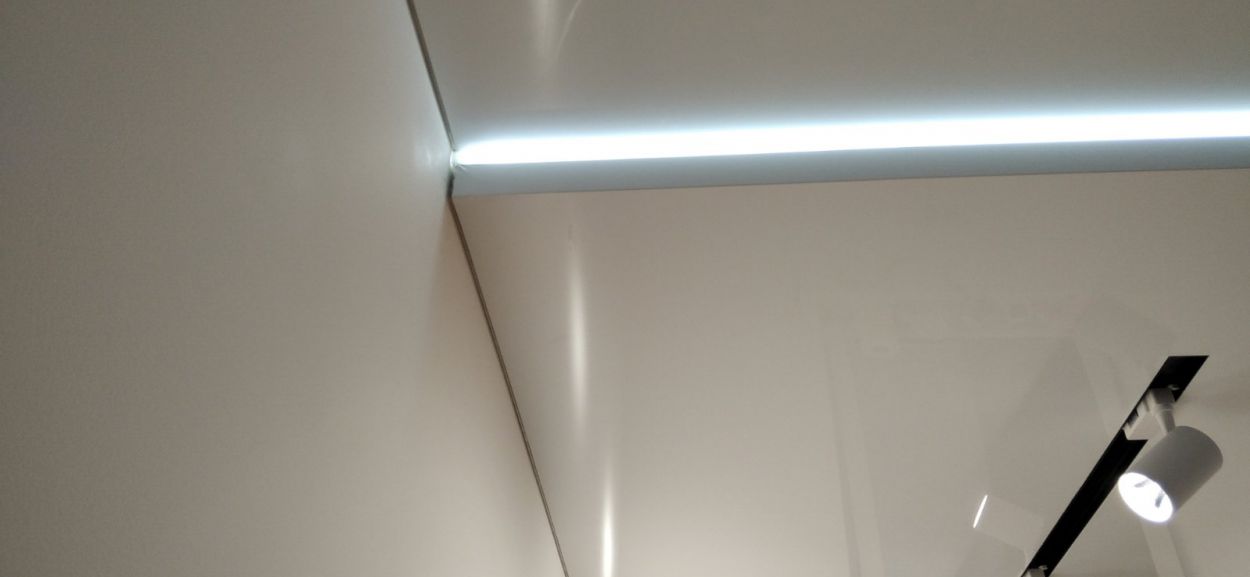 Blizgios įtempiamos lubos